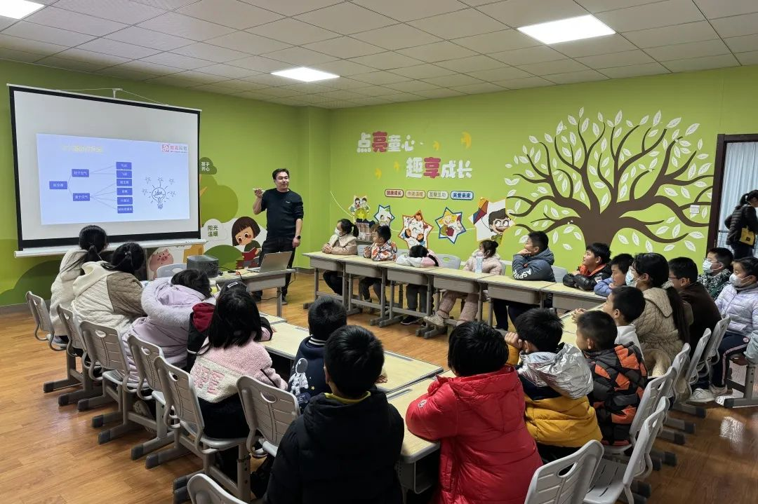 江蘇省南京市玄武區(qū)唱經(jīng)樓社區(qū)開展“擁抱科技 飛翔的夢”無人機(jī)體驗小課堂活動.png