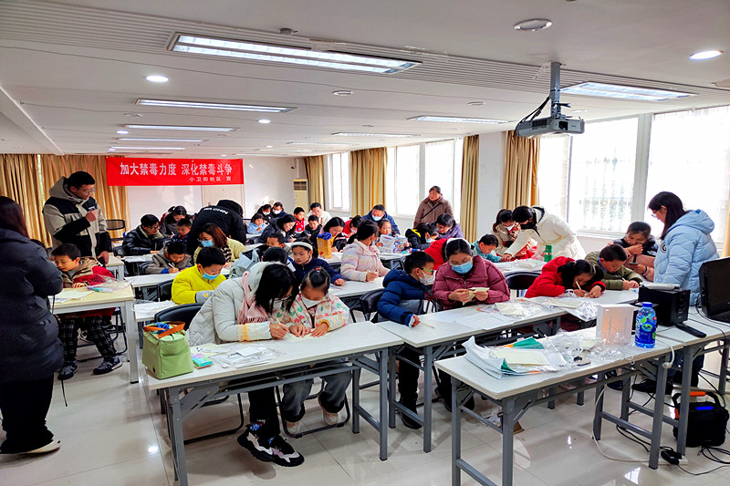 江蘇省南京市玄武區(qū)小衛(wèi)街社區(qū)關工委開展“花燈照亮社區(qū)，體驗非遺手作”活動(1).jpg