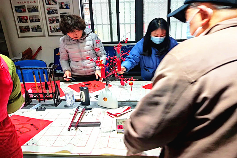 江蘇省南京市玄武區(qū)香鋪營社區(qū)關工委開展“筆走龍蛇繪新春、翰墨飄香送祝?！?寫春聯(lián)活動(3).jpg