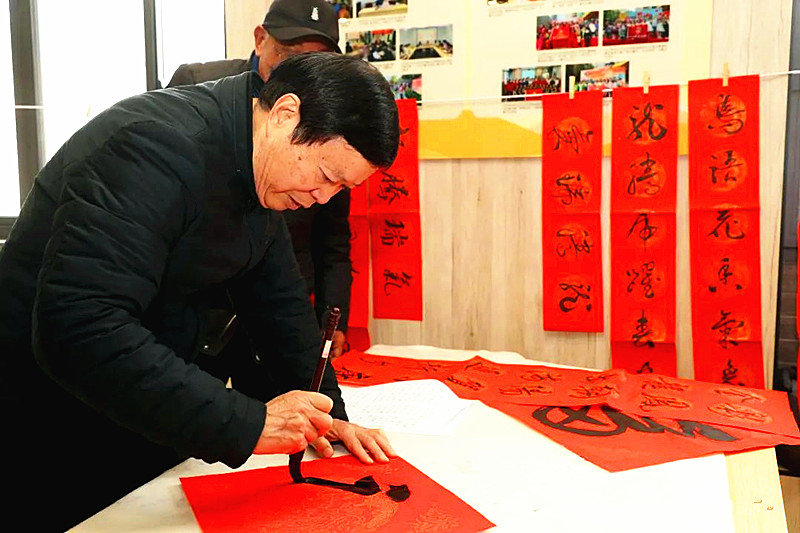 玄武區(qū)老年體協(xié)書(shū)畫(huà)專(zhuān)委會(huì)開(kāi)展新春“送春聯(lián)”進(jìn)社區(qū)活動(dòng)(6).jpg