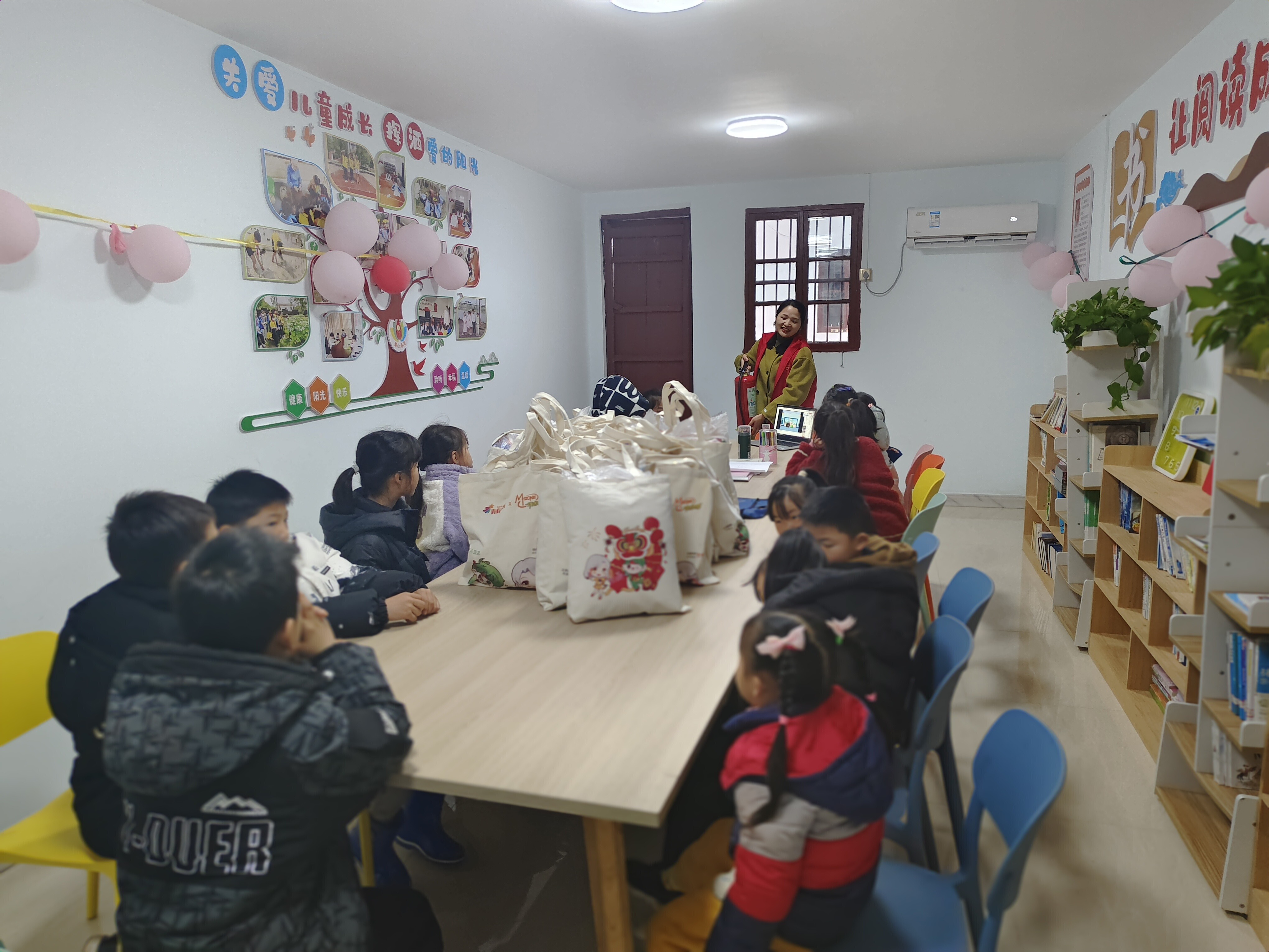 1708657502500299.jpg 關(guān)愛活動(dòng)照片_愛奇藝.jpg