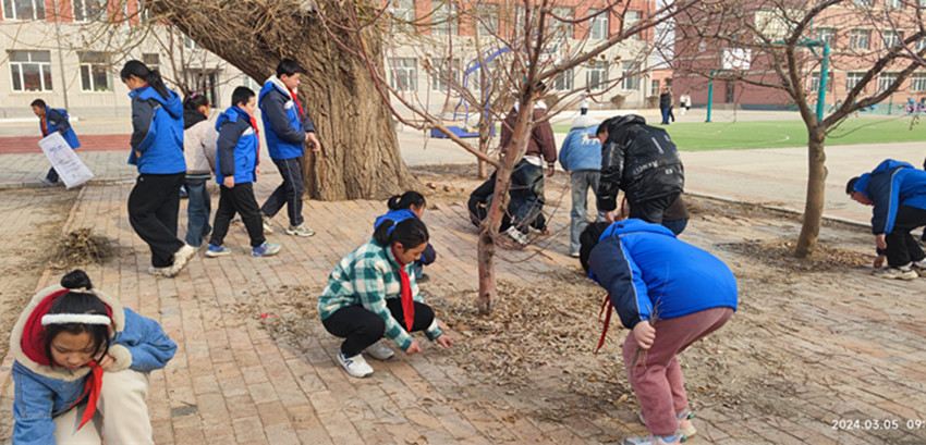 元寶山區(qū)馬蹄營子學(xué)校學(xué)雷鋒活動照7_副本.jpg