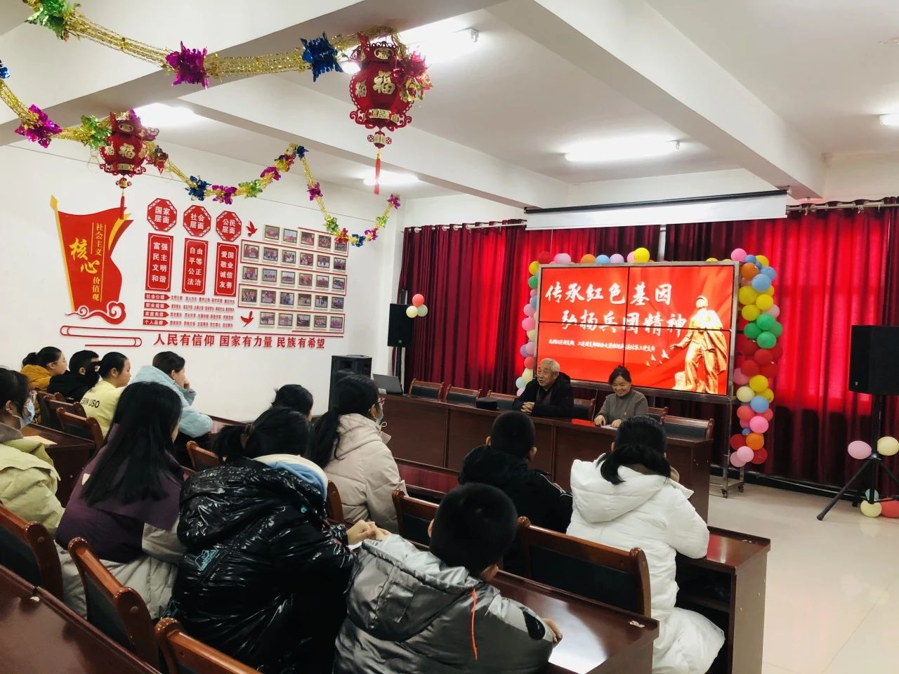 1.師市關工委邀請師市“五老”講師團成員、火箭農場離退休第三黨支部黨員張生成老師進行《傳承紅色基因 弘揚兵團精神》主題宣講。.jpg