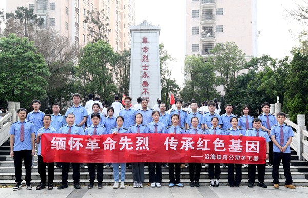 圖為青年們?cè)诹沂考o(jì)念碑前合影留念（關(guān)工委）（欽州電務(wù)段黨偉中 攝）.JPG