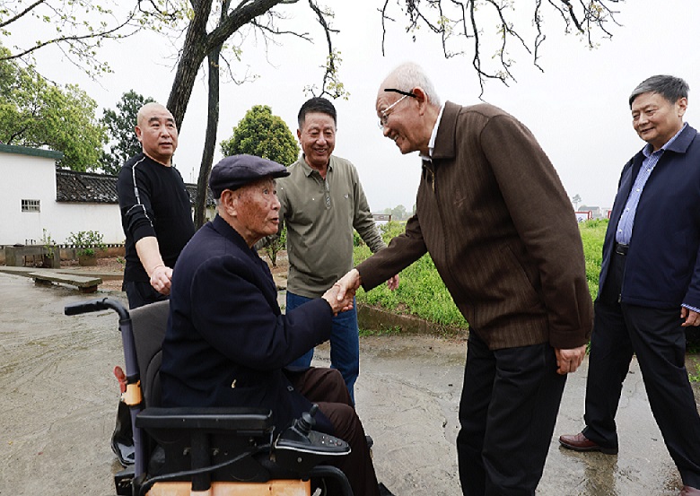 圖為張俊等看望劉長(zhǎng)春（黃國(guó)華攝） (1).jpg