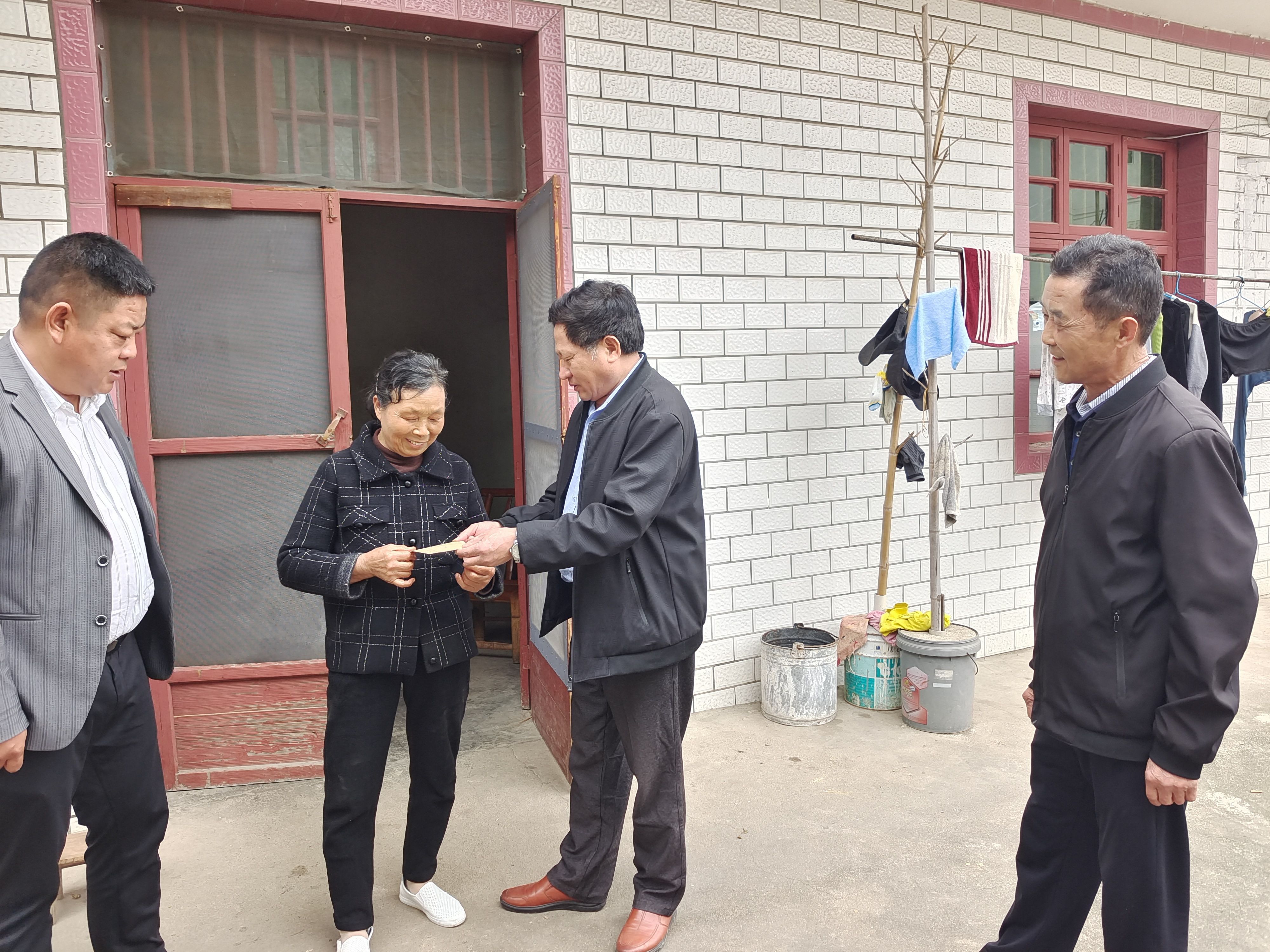 1712800722396482.jpg 1關愛活動照片_愛奇藝.jpg