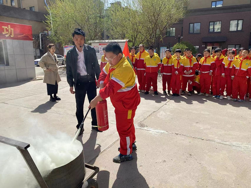 元寶山區(qū)東城街道銀河社區(qū)、實驗小學消防安全培訓活動照片15_副本.jpg