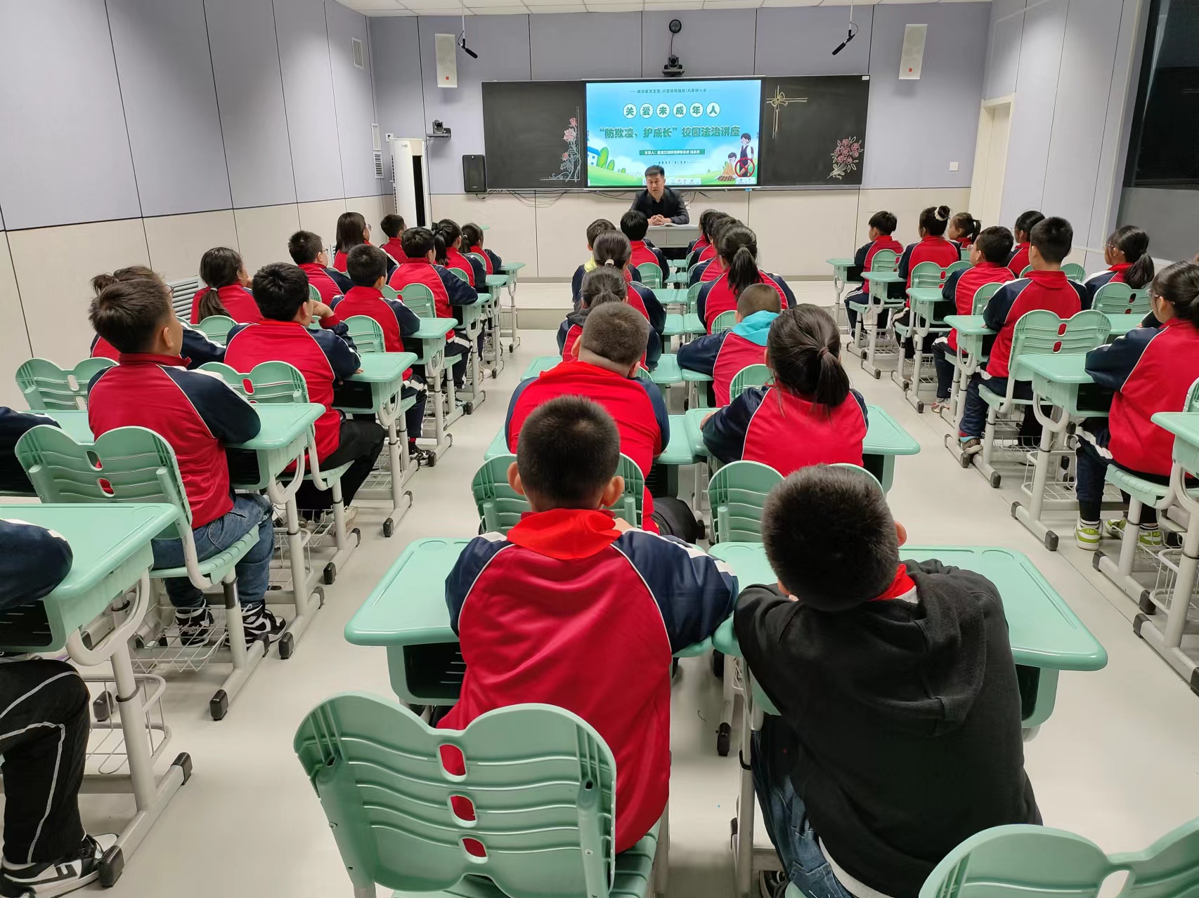 1715583461827059.jpg 大慶市紅崗區(qū)八百坰街道司法所關心下一代關愛工作站組織開展了“關愛保護未成年人健康成長”系列活動 (3).jpg