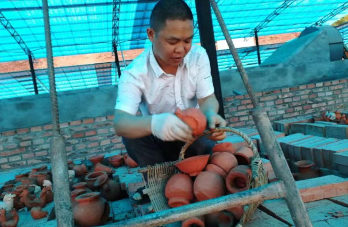 1716881618344912.jpg 老師指導(dǎo).jpg