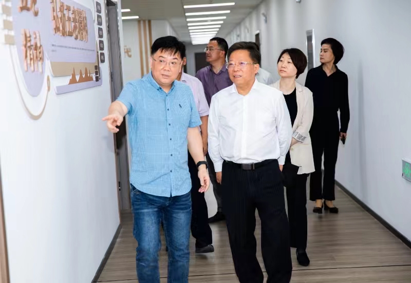 1717143691348699.jpg 教育輔導(dǎo)中心揭牌7.jpg