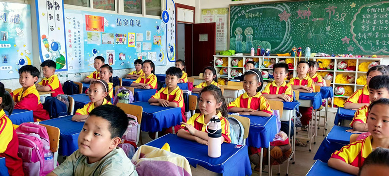 1718244298909763.jpg 元寶山區(qū)元礦小學紀念毛澤東誕辰130周年活動照片3_副本.jpg