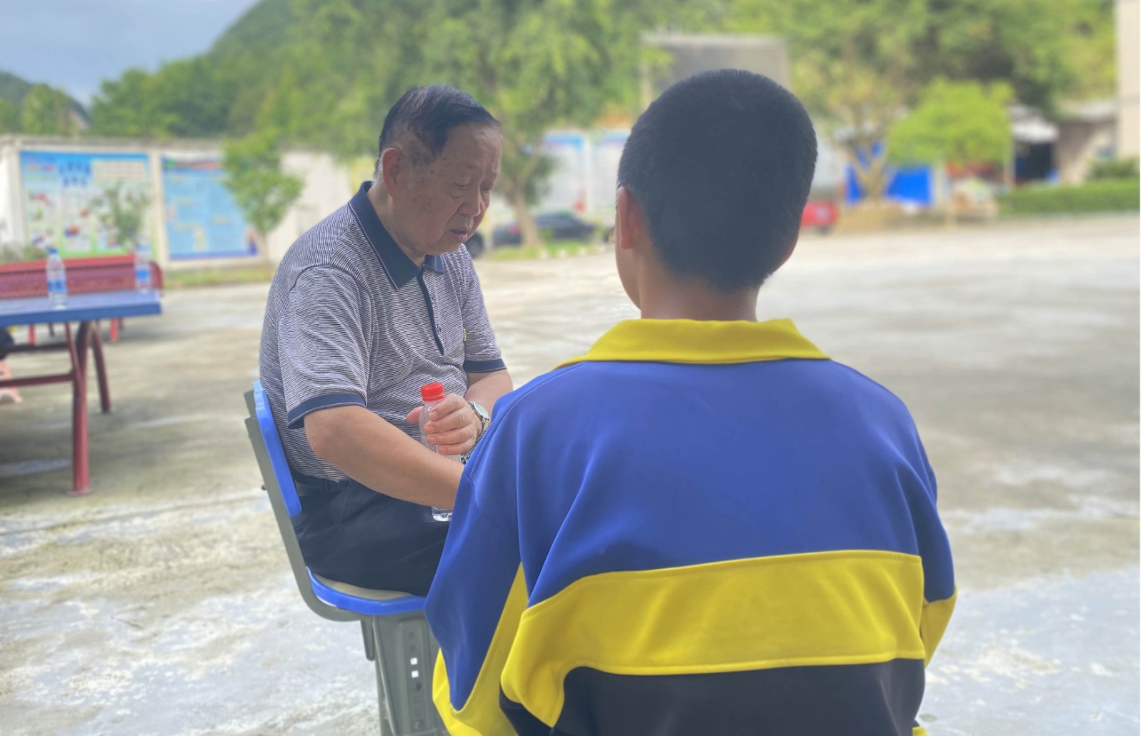 1718609756553028.jpg 組織“五老”深入育新學(xué)校開展一對一幫教活動.jpg