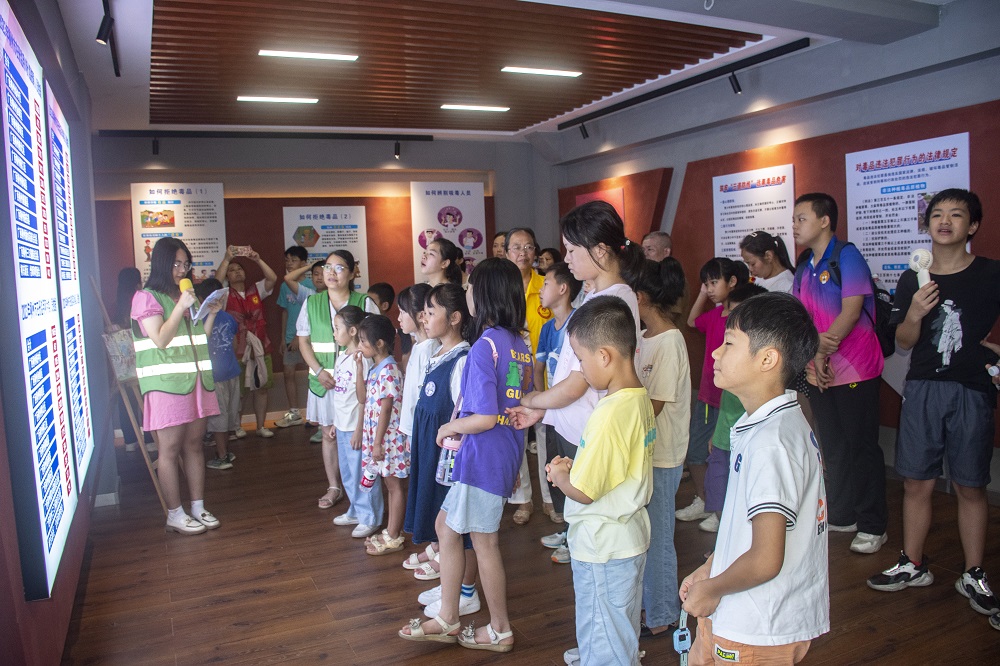 講解員講解禁毒知識(shí)1.jpg