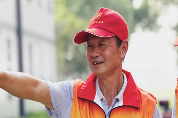 1722216688680957.jpg 【八坼街道】新?tīng)I(yíng)村 家門(mén)口的張爺爺--.jpg