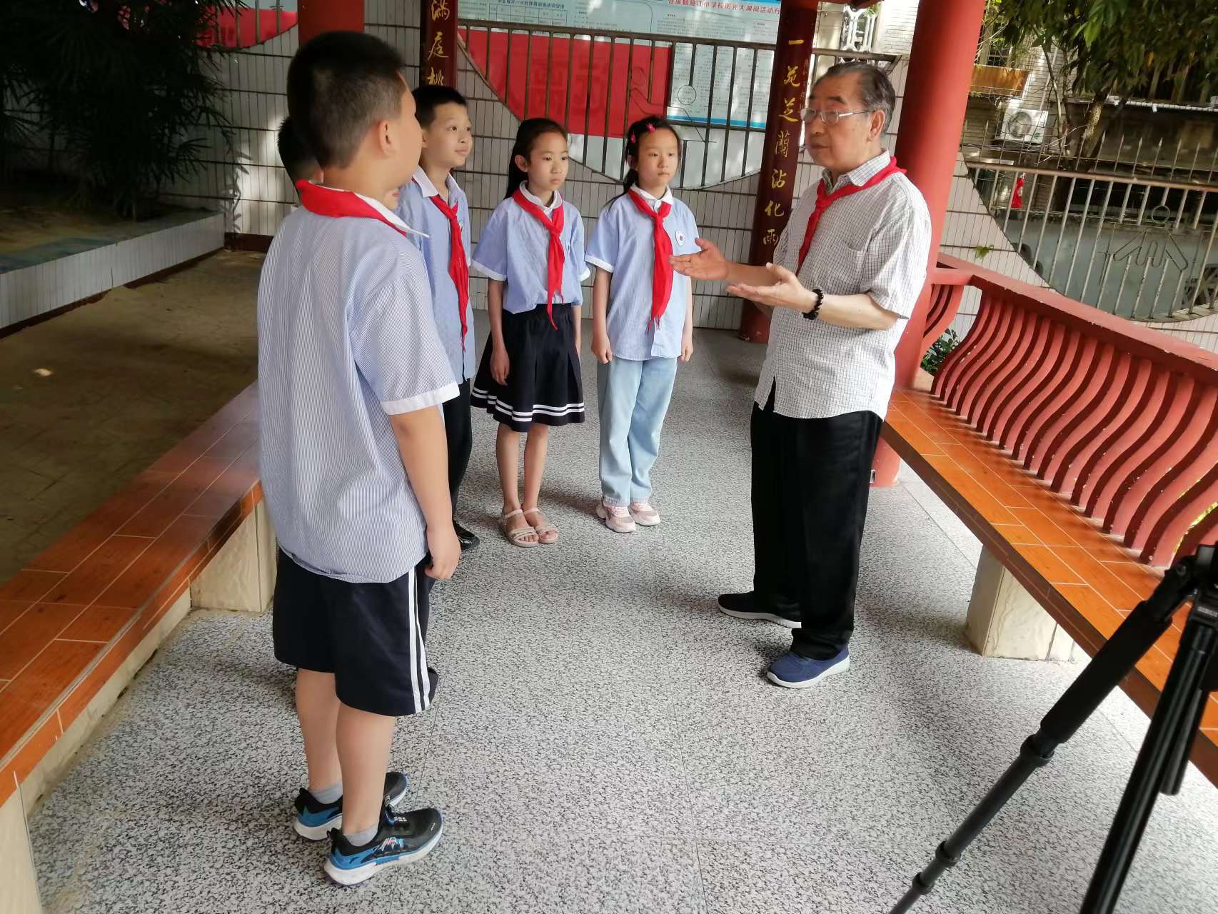 1723693654137608.jpg 任紹玉給學(xué)生講故事.jpg