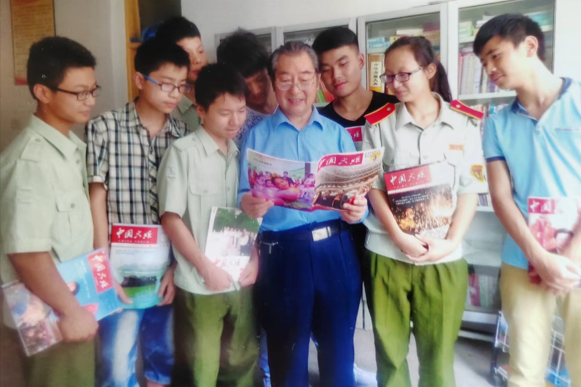 1723774969783746.jpg 任紹玉與學(xué)生(拍攝原圖).jpg