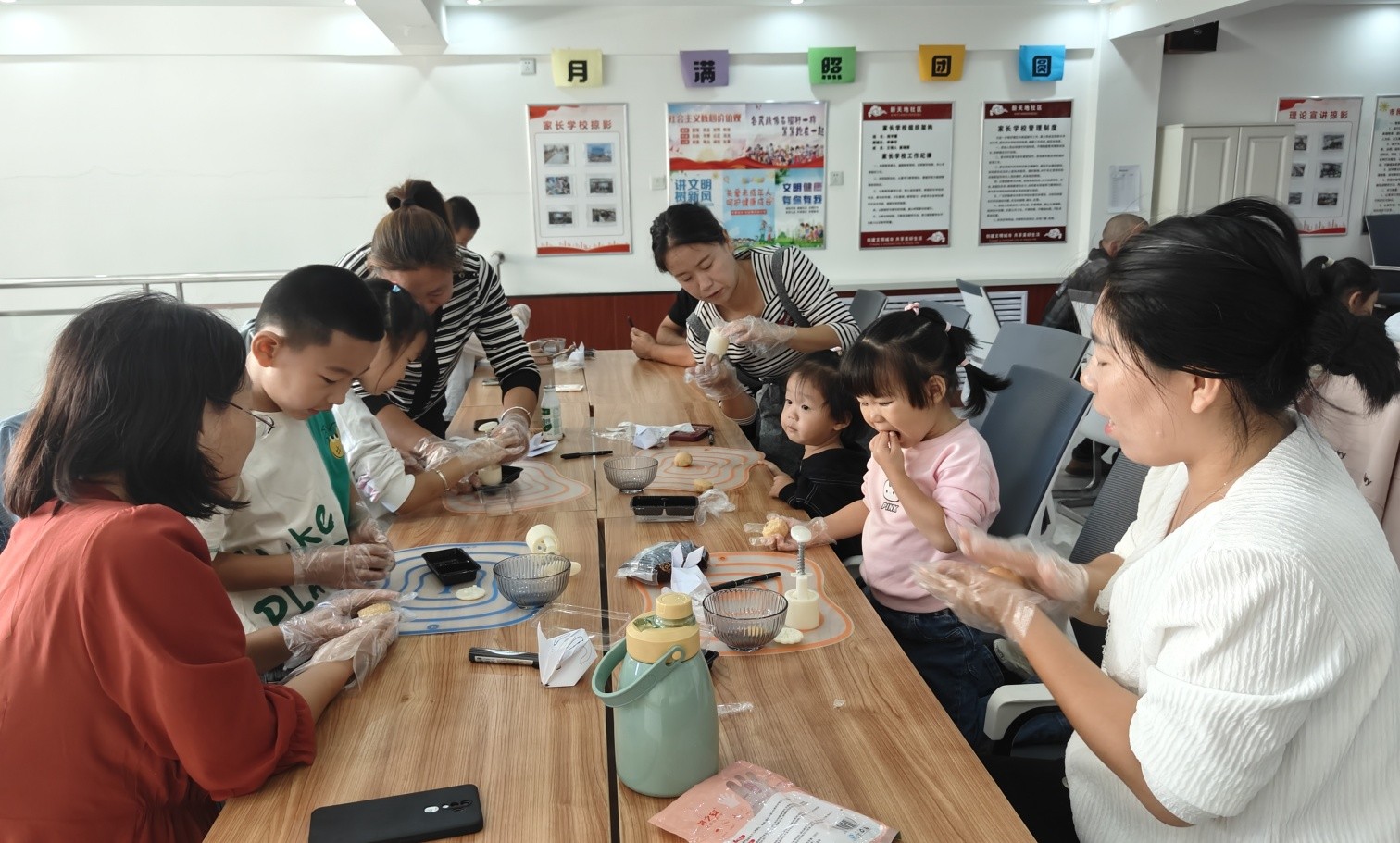 1726190462986482.jpg 元寶山區(qū)西城街道新天地社區(qū)關(guān)工委中秋親子活動(dòng)照片2_副本.jpg