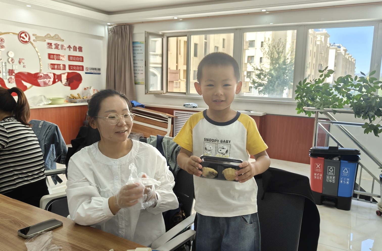 1726190484552594.jpg 元寶山區(qū)西城街道新天地社區(qū)關(guān)工委中秋親子活動(dòng)照片5jpg_副本.jpg