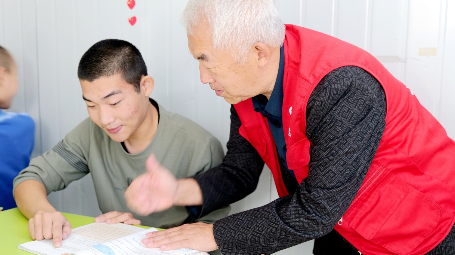 1728977508229716.jpg 元寶山區(qū)草原藍哈達協(xié)會關(guān)工委看望聾啞兒童活動照片6jpg_副本.jpg