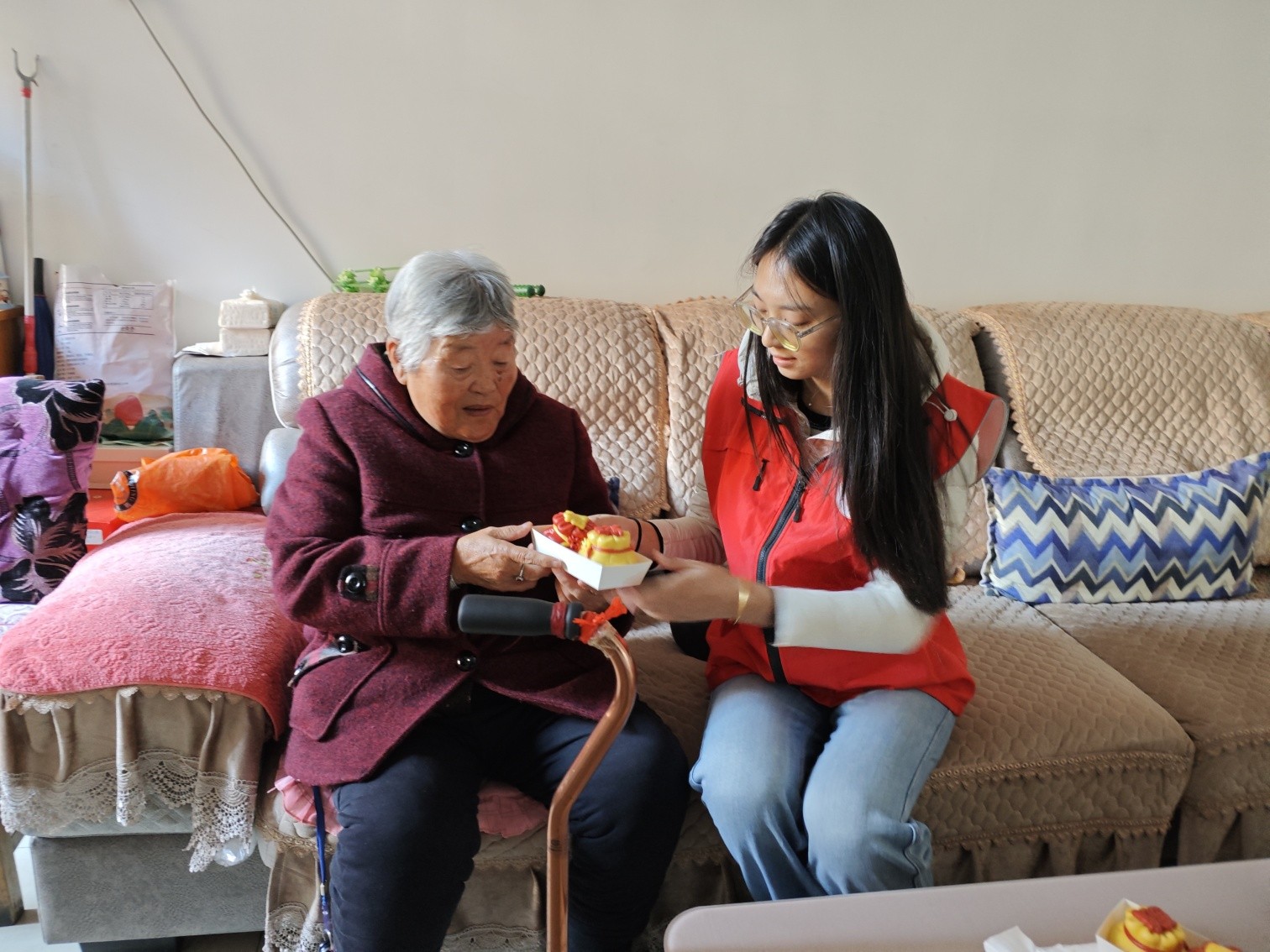 1729045798208144.jpg 元寶山區(qū)平莊城區(qū)街道黃河社區(qū)關(guān)工委敬老活動(dòng)照片5_副本.jpg