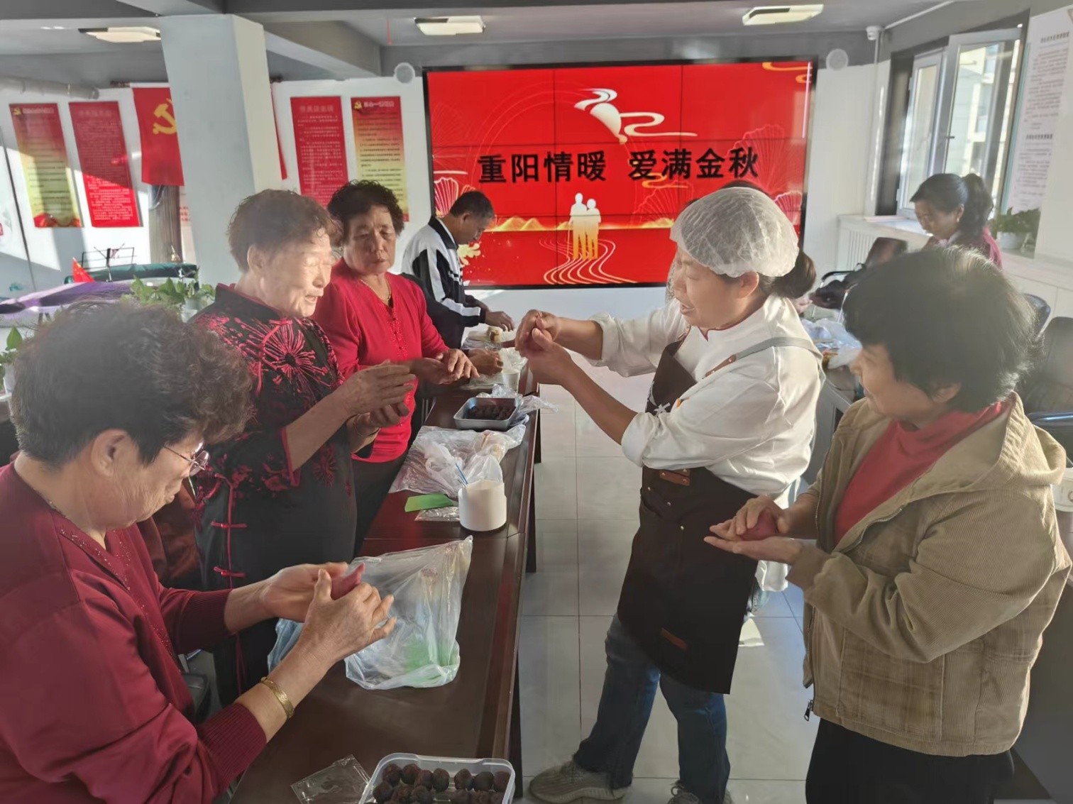 1729046468961957.jpg 元寶山區(qū)平莊城區(qū)街道黃河社區(qū)關(guān)工委敬老活動(dòng)照片1_副本.jpg