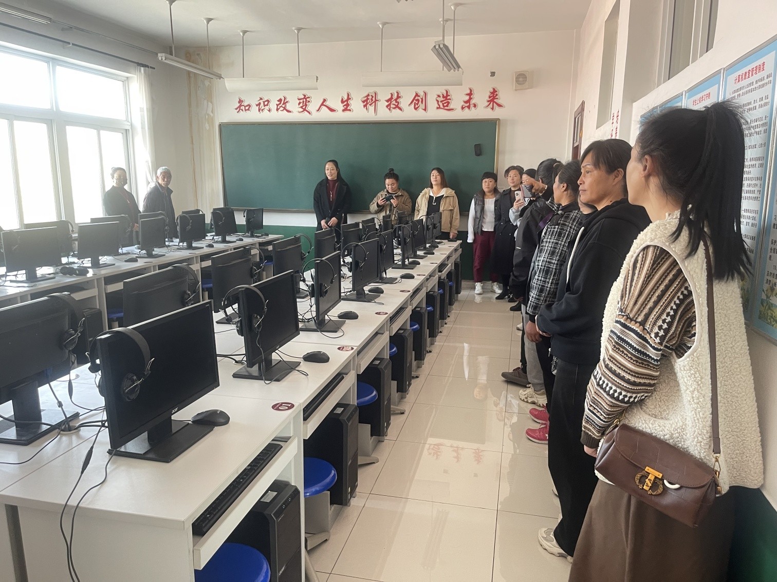 1730271814814227.jpg 元寶山區(qū)風(fēng)水溝小學(xué)關(guān)工委家長開發(fā)日活動(dòng)照片19pg_副本.jpg