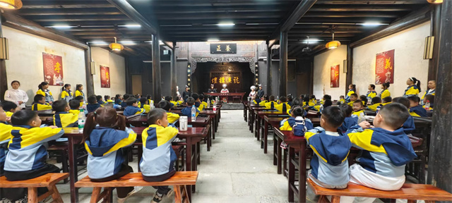 1731766132709984.jpg 龍溪書院聽講解.jpg