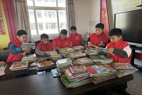 震澤實(shí)驗(yàn)小學(xué)小蠶寶攜手面包樹公益  愛心繪本搭建知識橋梁--.jpg