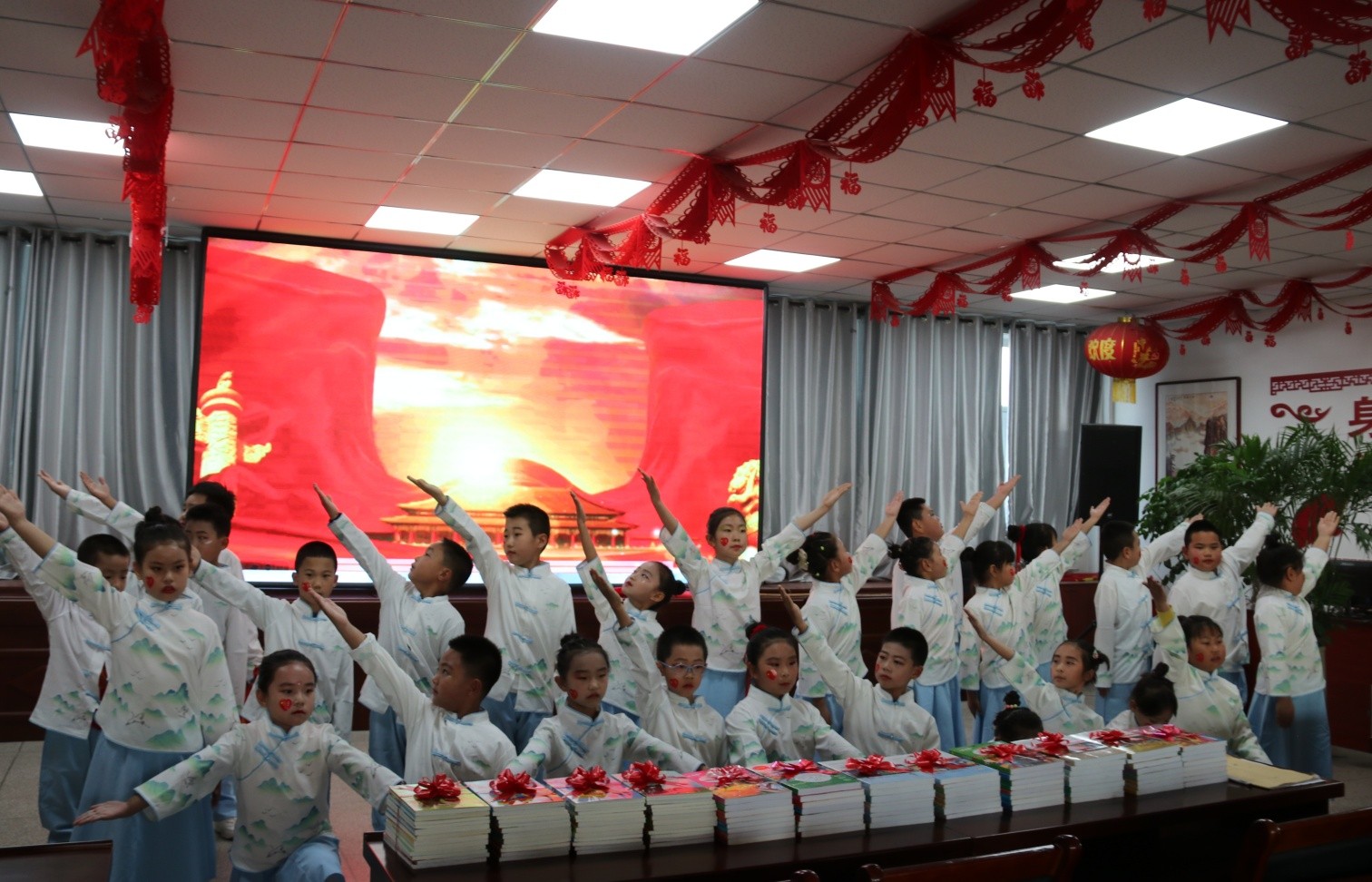 1732260381255648.jpg 元寶山區(qū)元寶山小學關工委經(jīng)典誦讀活動照片13_副本.jpg