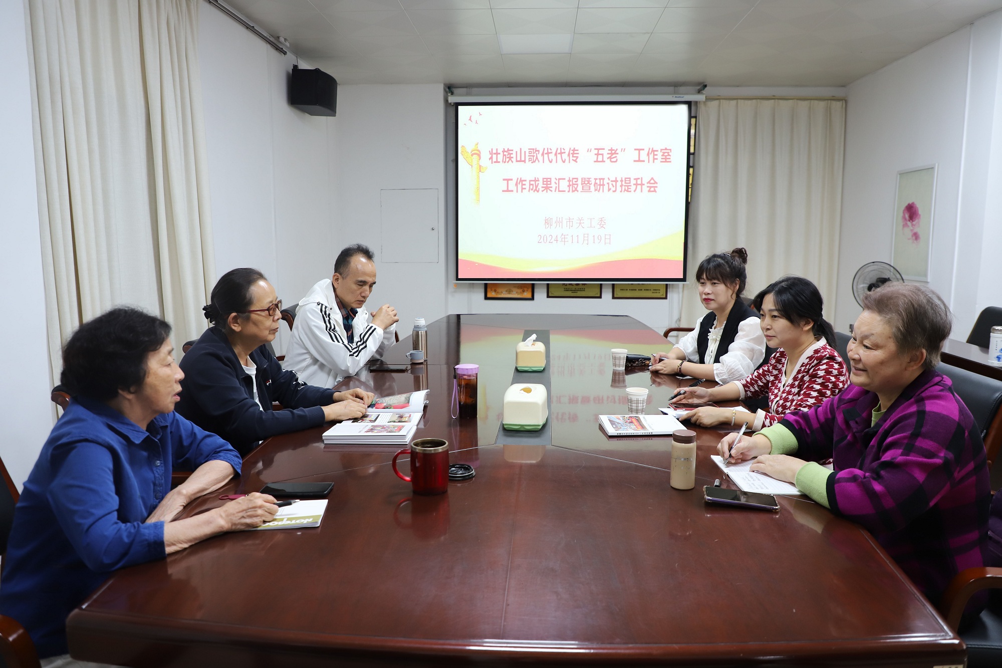 1“壯族山歌代代傳‘五老’工作室”工作成果匯報(bào)暨提升研討會(huì)現(xiàn)場(chǎng).jpg