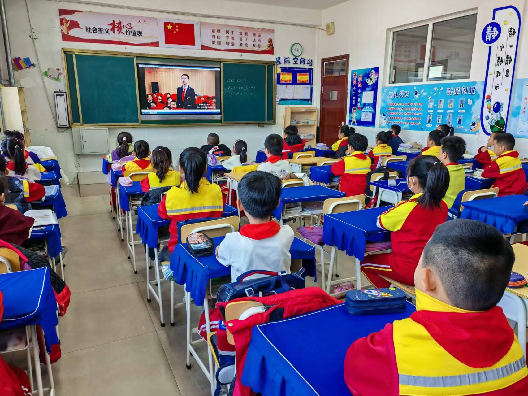 1733190383814895.jpg 元寶山區(qū)元寶山礦區(qū)小學(xué)“神舟起落是吾鄉(xiāng)”觀影活動(dòng)照片5.jpg