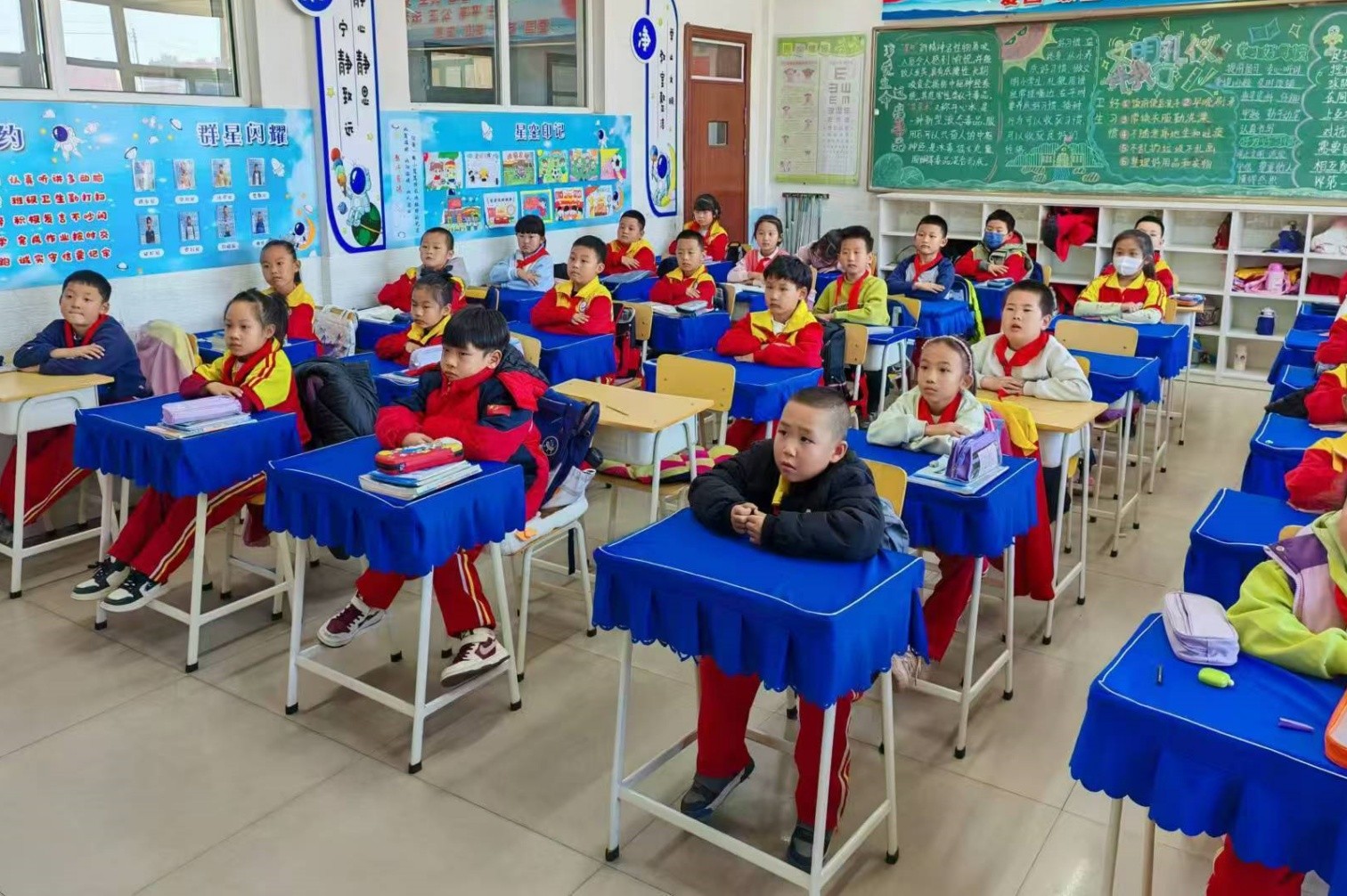 1733190411232961.jpg 元寶山區(qū)元寶山礦區(qū)小學(xué)“神舟起落是吾鄉(xiāng)”觀影活動(dòng)照片6_副本.jpg