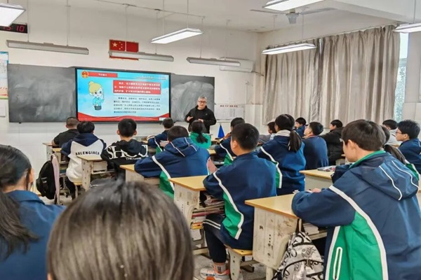 桃源鎮(zhèn)開展“送法進(jìn)校園 普法伴成長”主題活動(dòng).jpg