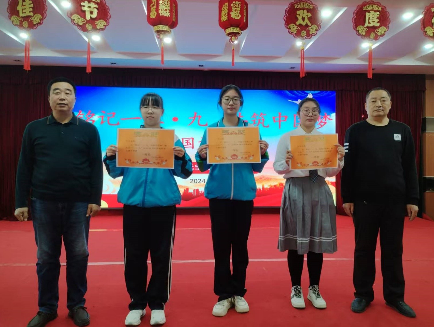 1734399474358716.jpg 元寶山區(qū)民族中學(xué)12.9紀(jì)念詩歌朗誦活動照片17_副本.jpg