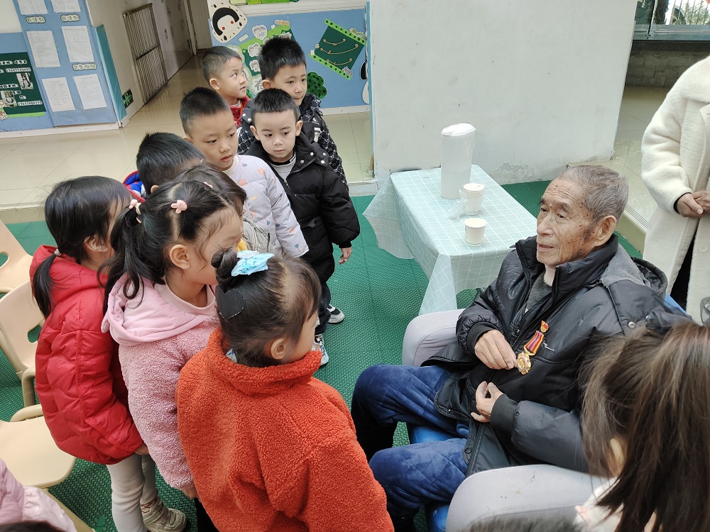 5、小朋友們端詳爺爺?shù)臉s譽勛章1.jpg