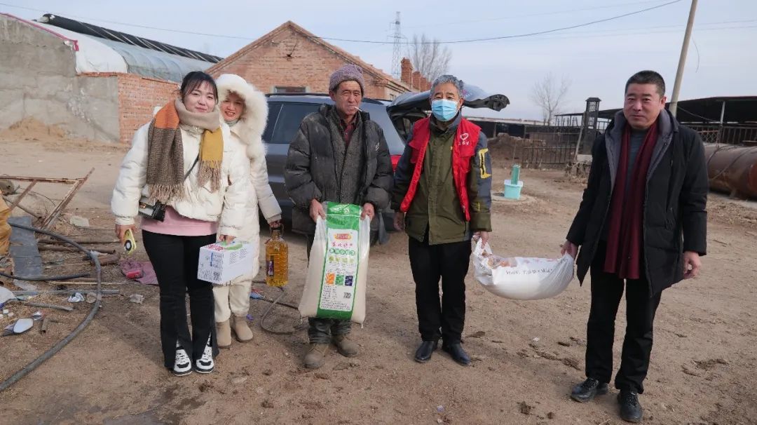 1735025835831857.jpg 元寶山區(qū)草原藍(lán)哈達(dá)協(xié)會(huì)關(guān)工委慰問(wèn)老兵活動(dòng)照片2.jpg