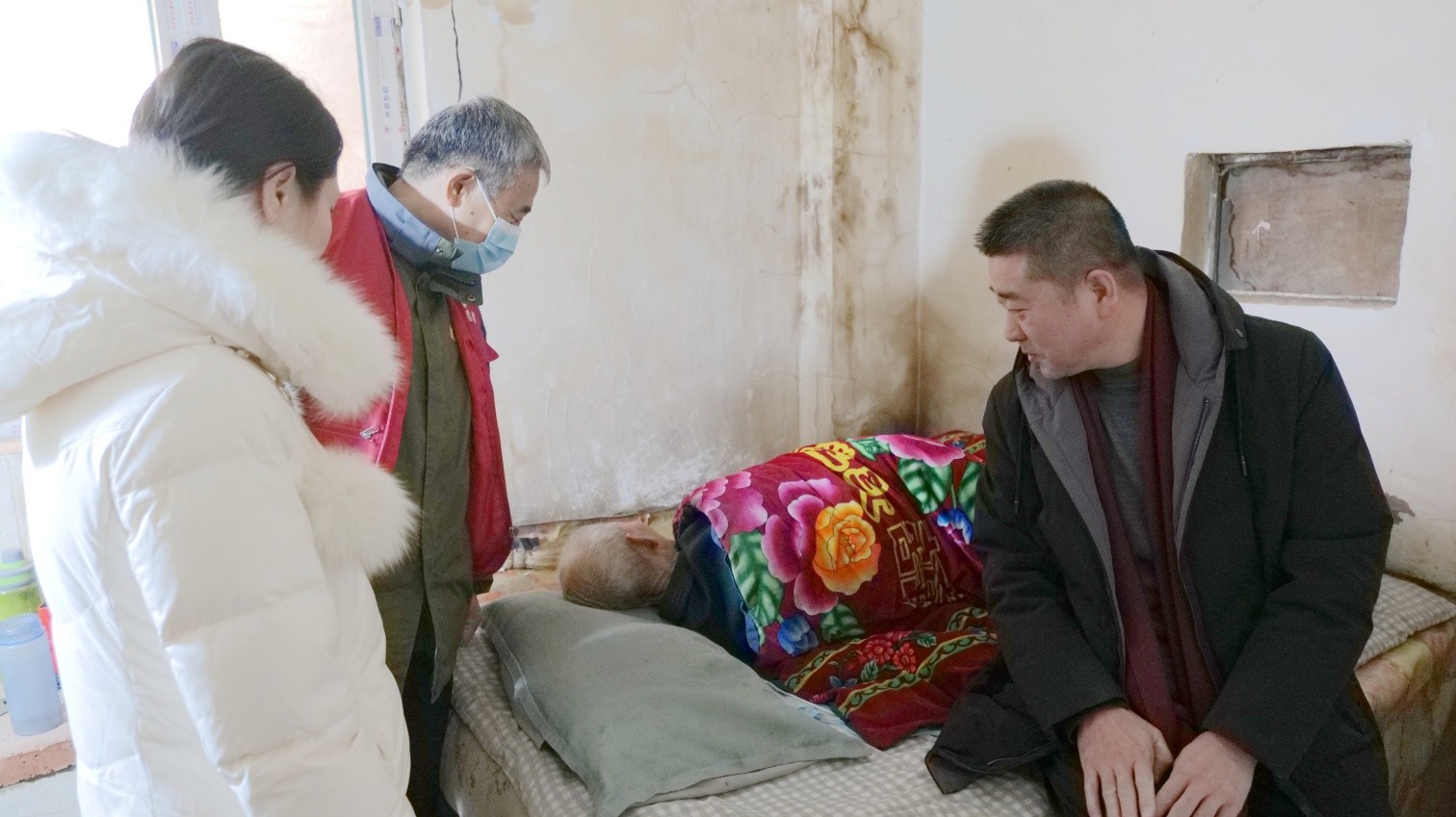 1735026088808468.jpg 元寶山區(qū)草原藍(lán)哈達(dá)協(xié)會(huì)關(guān)工委慰問(wèn)老兵活動(dòng)照片12_副本.jpg