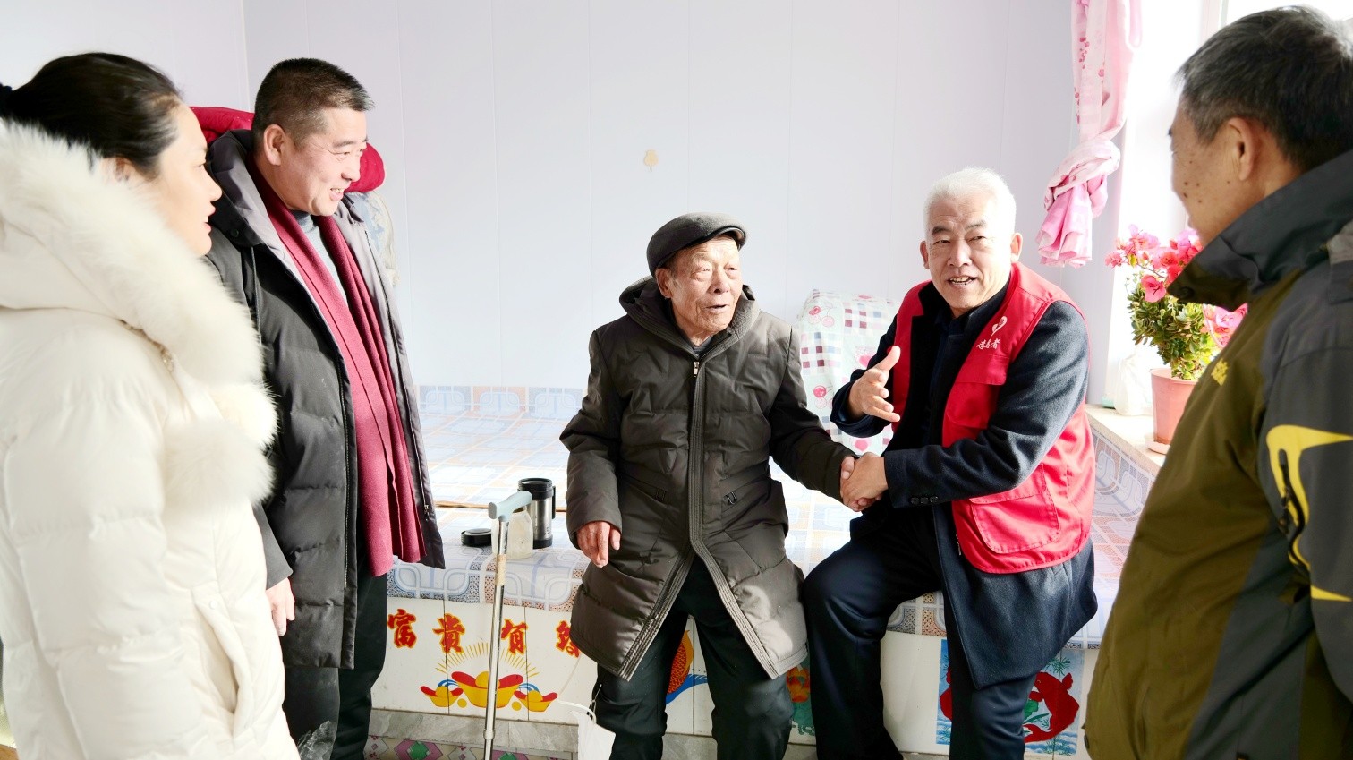 1735026128874022.jpg 元寶山區(qū)草原藍(lán)哈達(dá)協(xié)會(huì)關(guān)工委慰問(wèn)老兵活動(dòng)照片15_副本.jpg