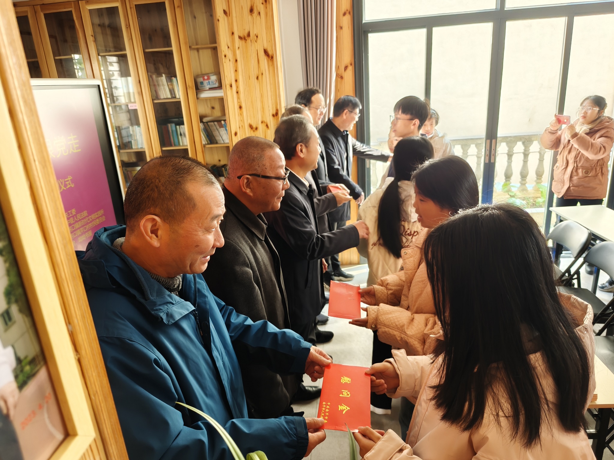 發(fā)放助學金.jpg