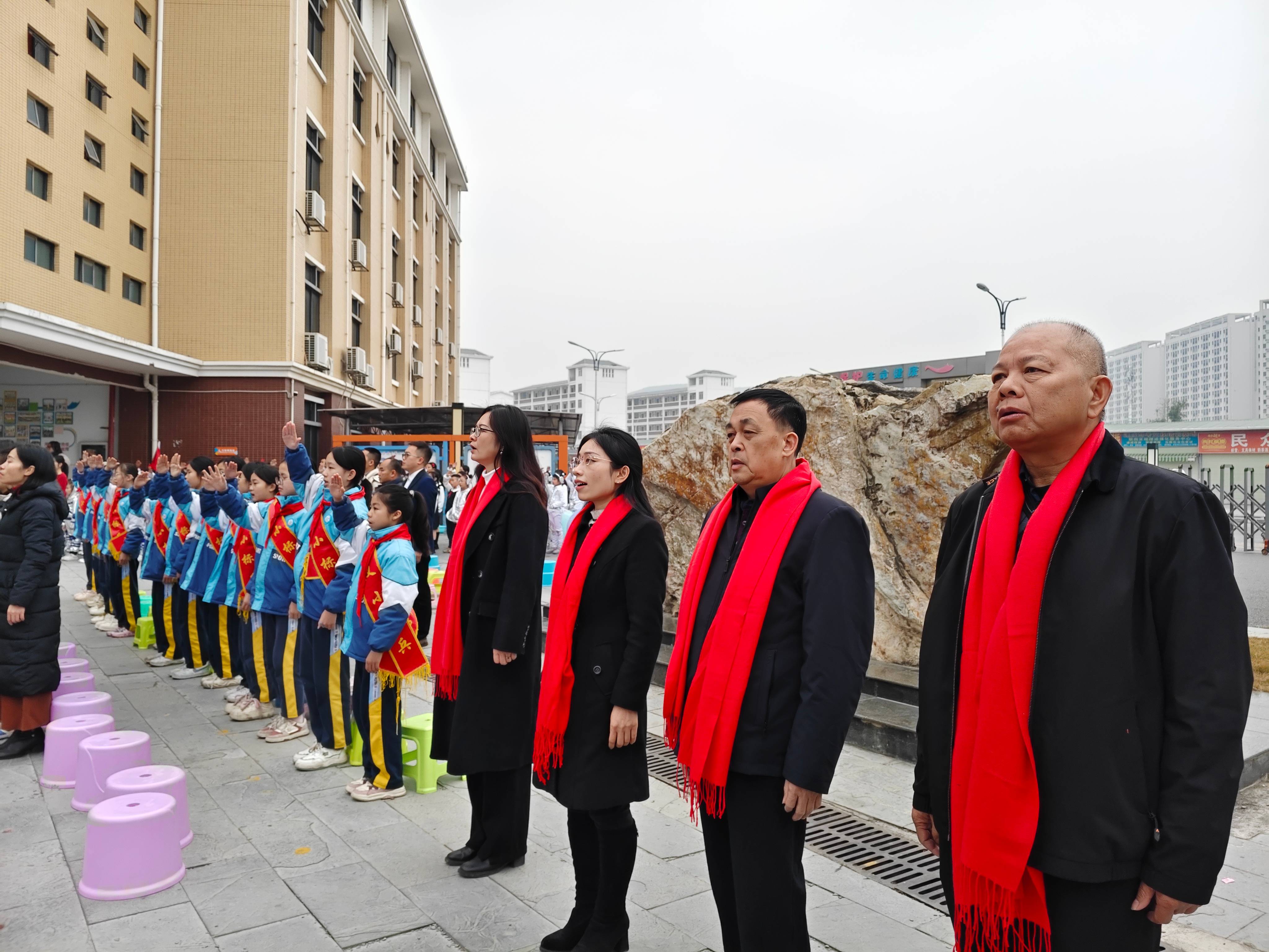 12月31日百色市關(guān)工委開展慶元旦關(guān)愛慰問活動(dòng) (2).jpg
