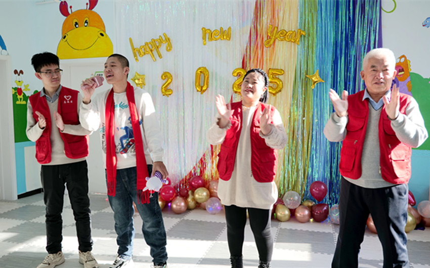 1738738849375210.jpg 元寶山區(qū)草原蘭哈達(dá)協(xié)會關(guān)工委新春佳節(jié)陪困境兒童吃餃子活動照片2_副本.jpg