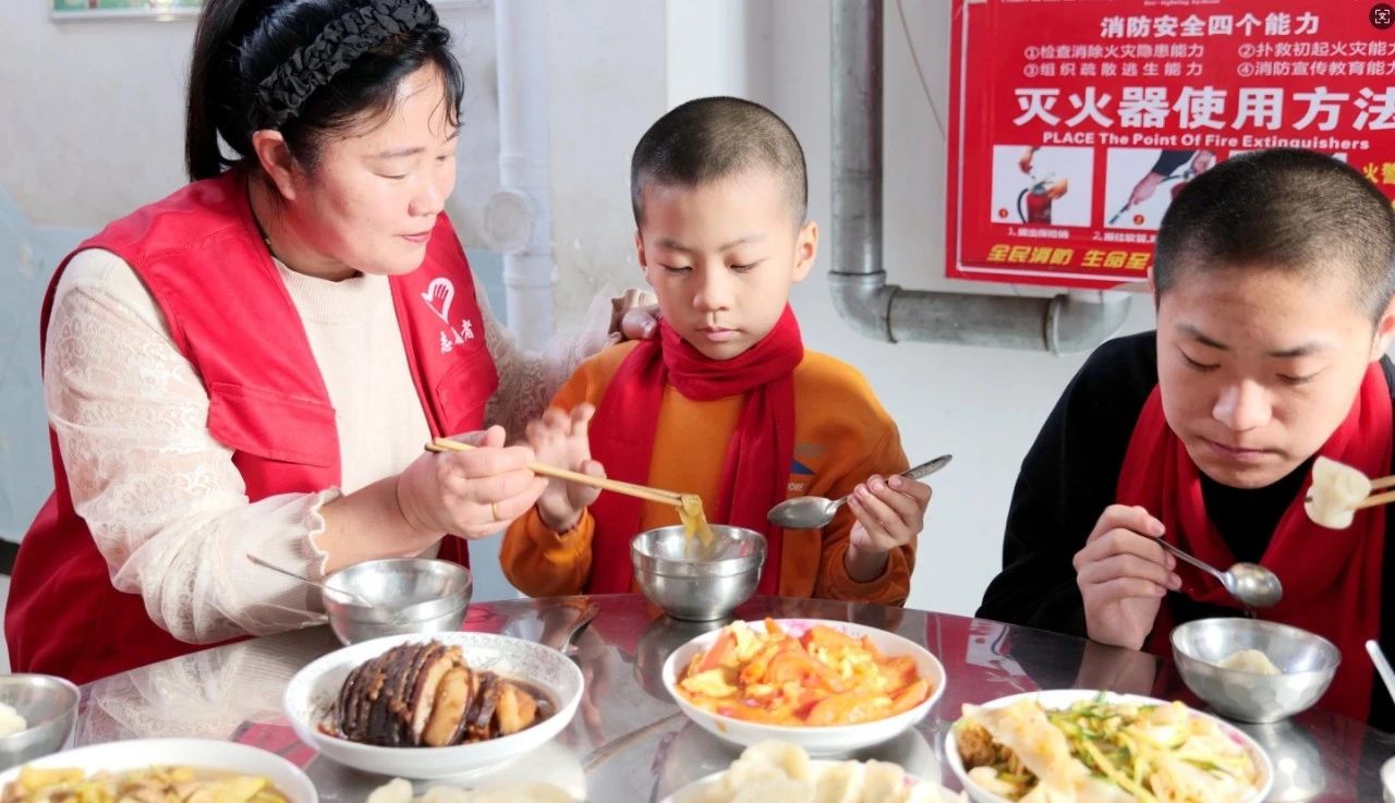 1738738886119491.jpg 元寶山區(qū)草原蘭哈達(dá)協(xié)會關(guān)工委新春佳節(jié)陪困境兒童吃餃子活動照片9.jpg