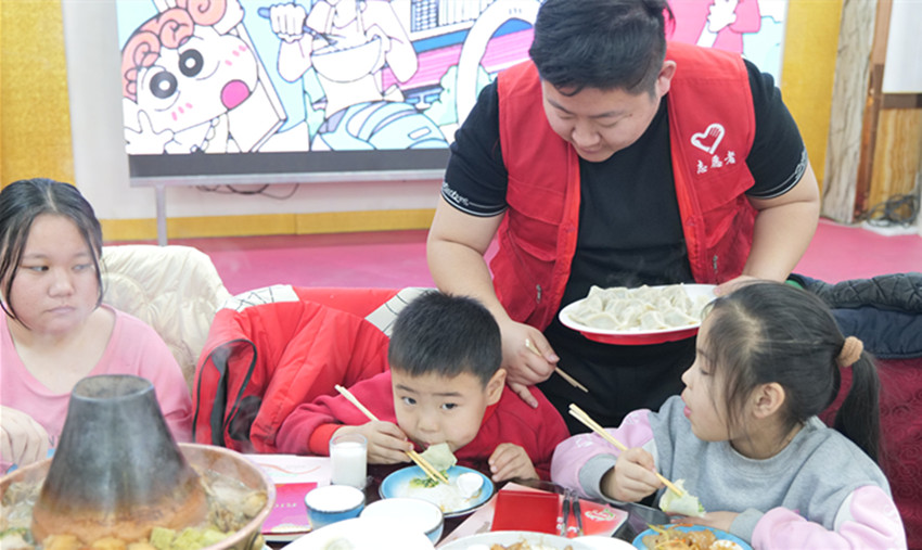 1738739040691023.jpg 元寶山區(qū)草原蘭哈達(dá)協(xié)會關(guān)工委新春佳節(jié)陪困境兒童吃餃子活動照片8_副本.jpg