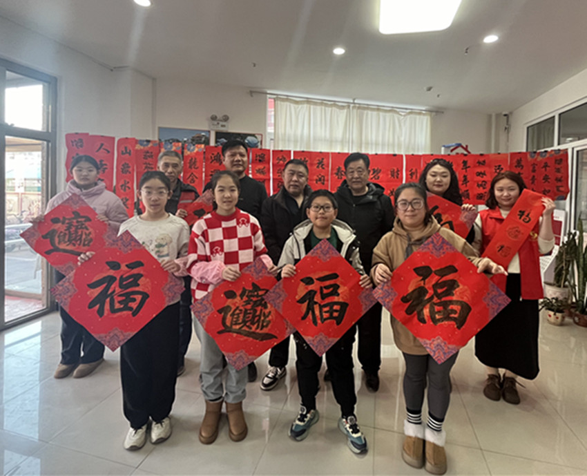 元寶山區(qū)平莊城區(qū)街道星海社區(qū)關(guān)工委新春送福活動(dòng)照片2_副本.jpg