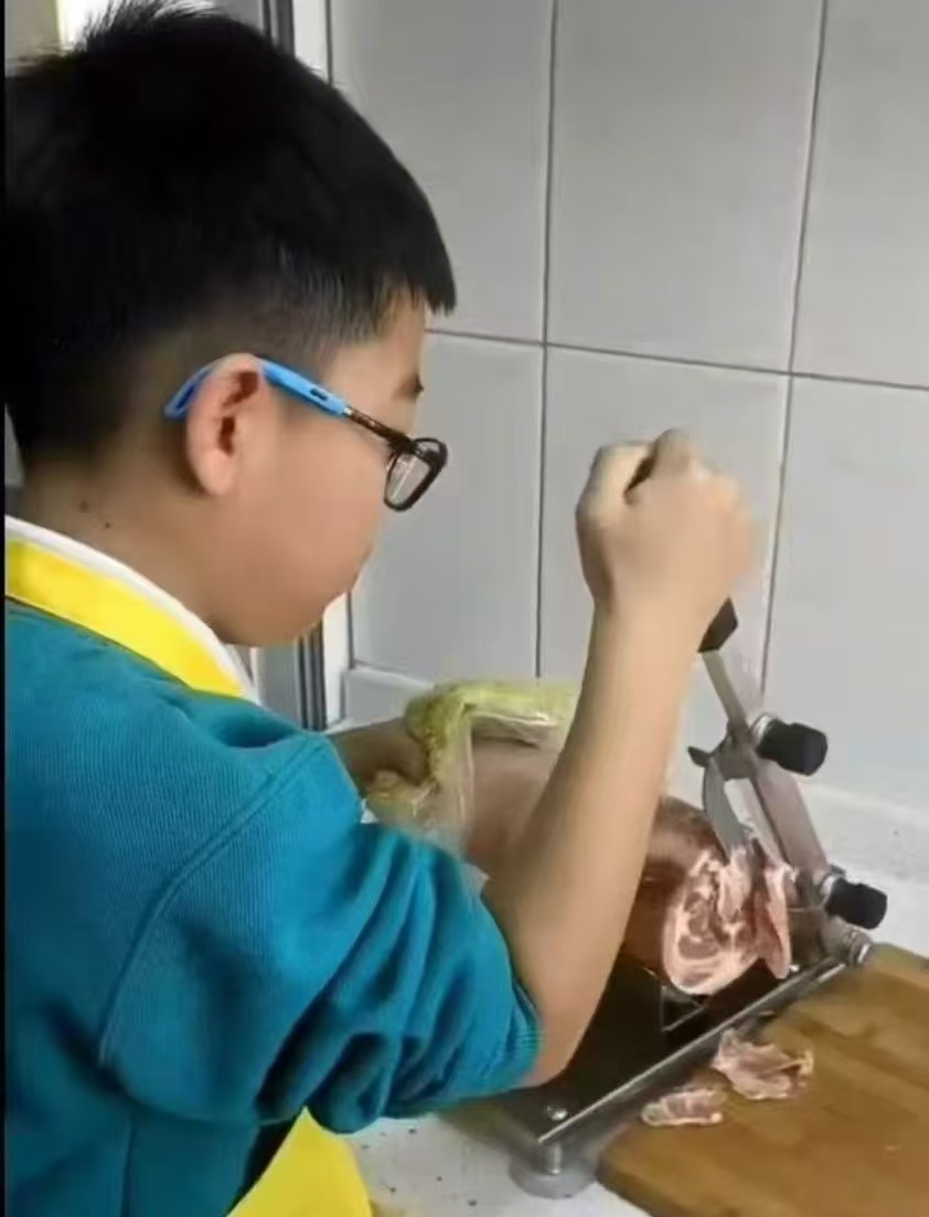 1740032872538410.jpg 元寶山區(qū)平礦二小關(guān)工委寒假勞動(dòng)教育和社會(huì)實(shí)踐活動(dòng)照片16.jpg