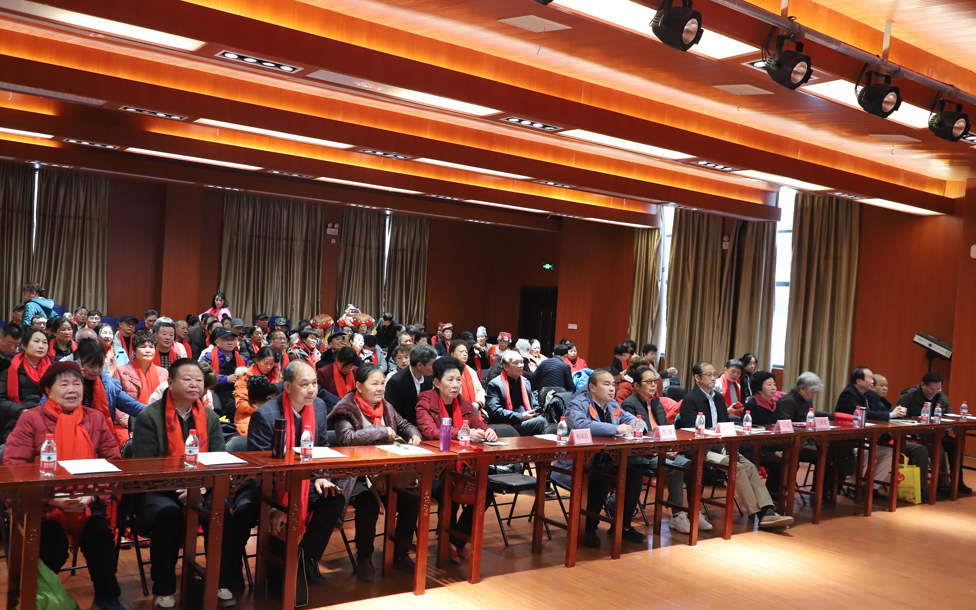 與會(huì)人員觀看市關(guān)工委2024年工作總結(jié)視頻（正面）.jpg
