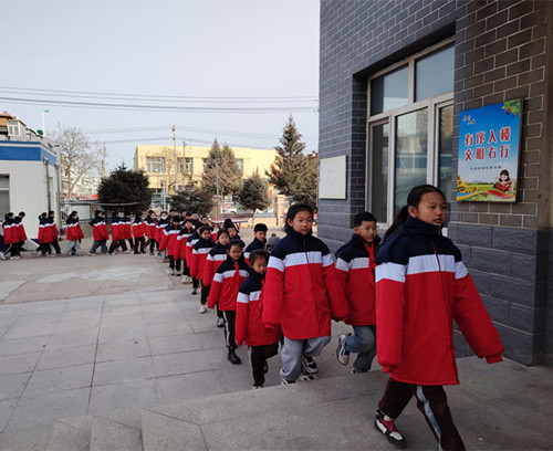 1741089748421444.jpg 元寶山區(qū)平礦二小文明齊步走 路隊展風采活動照片12_副本.jpg