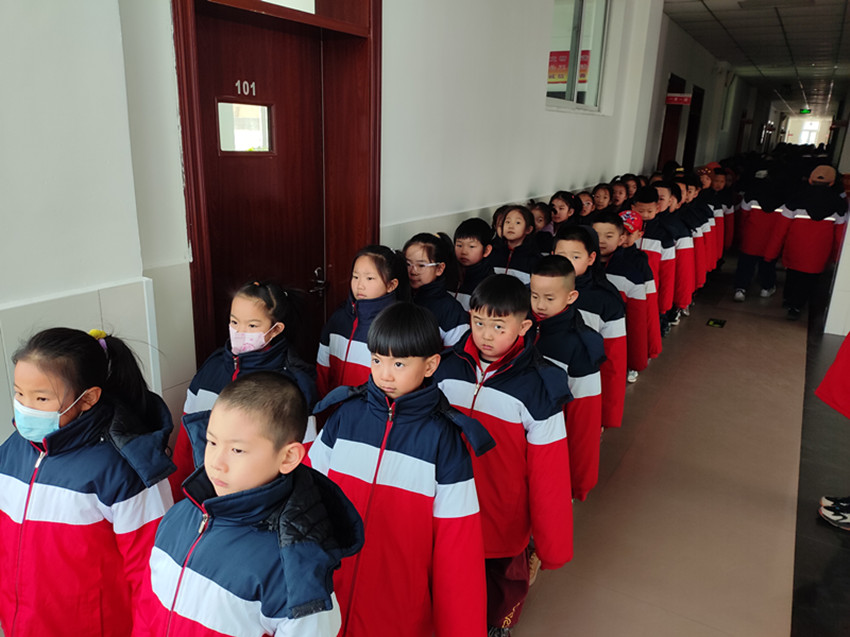 1741089781141842.jpg 元寶山區(qū)平礦二小文明齊步走 路隊展風采活動照片1_副本.jpg