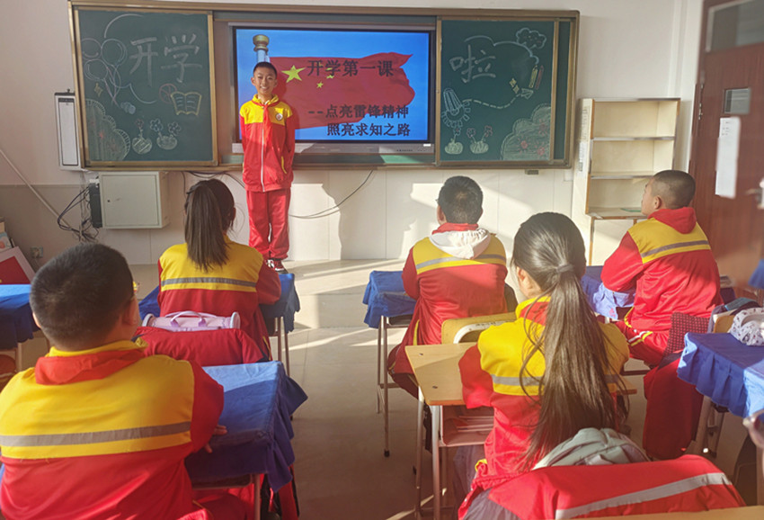 1741182178238310.jpg 元寶山區(qū)元寶山礦區(qū)小學(xué)開學(xué)第一課——學(xué)雷鋒活動照片37_副本.jpg