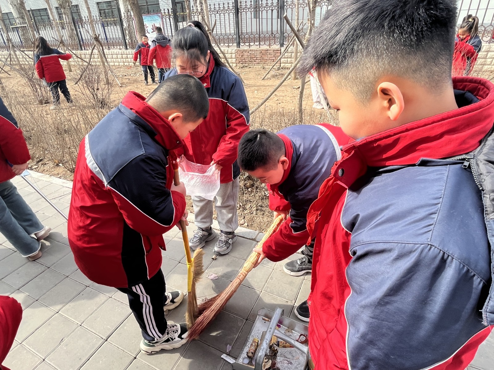 1741229842633185.jpg 元寶山區(qū)星光小學(xué)傳承雷鋒精神系列活動(dòng)照片4_副本.jpg